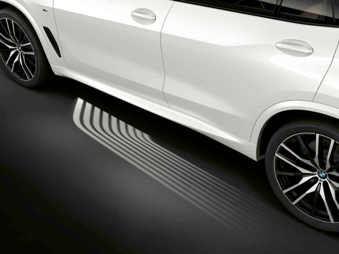 SMALL_[新聞照片四]全新世代BMW X5 全車系標準配備智慧Comfort Access免鑰匙系統，主動開啟迎賓光毯與環艙氣氛燈，讓車主優雅入座。